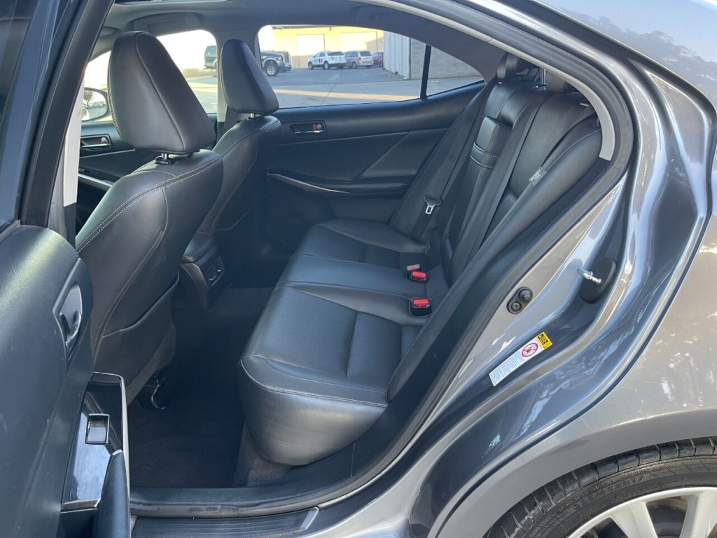 2016 Lexus IS 200t Image 30
