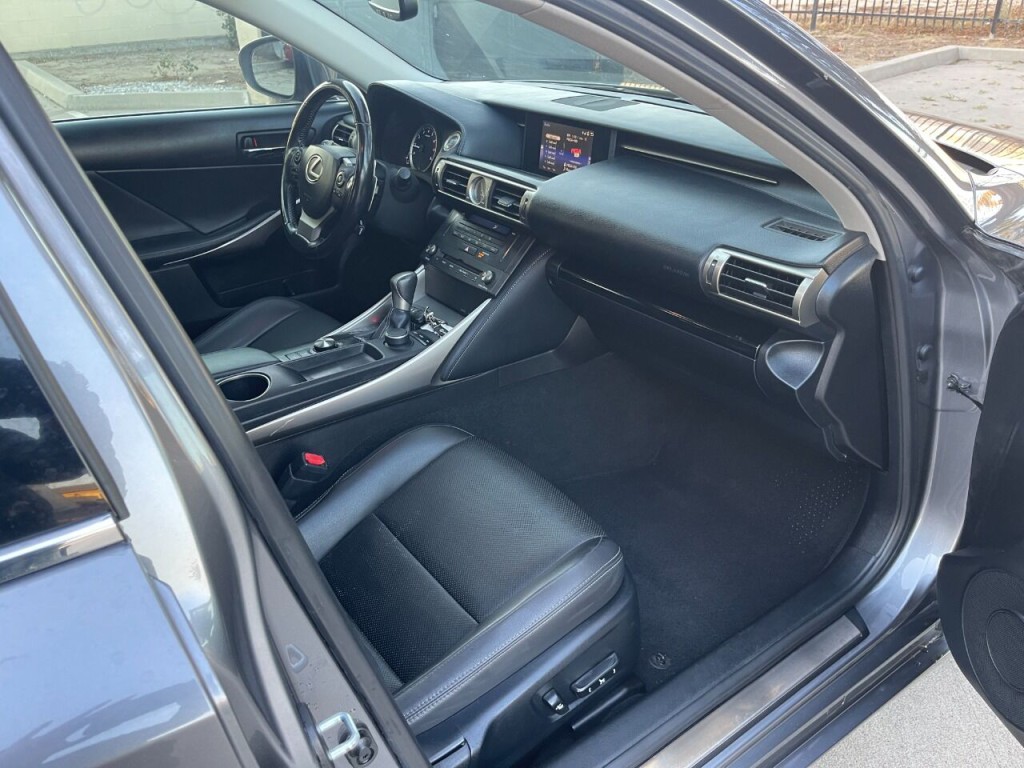 2016 Lexus IS 200t Image 31