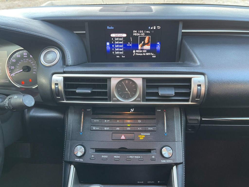 2016 Lexus IS 200t Image 32