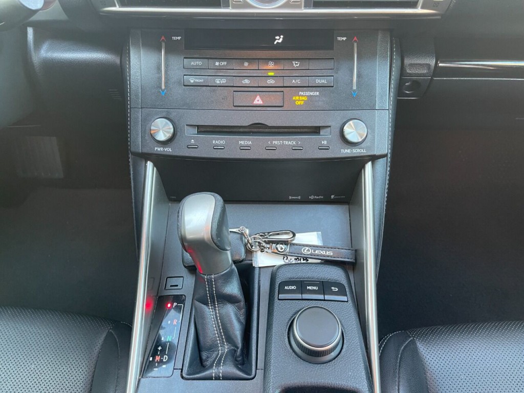 2016 Lexus IS 200t Image 33