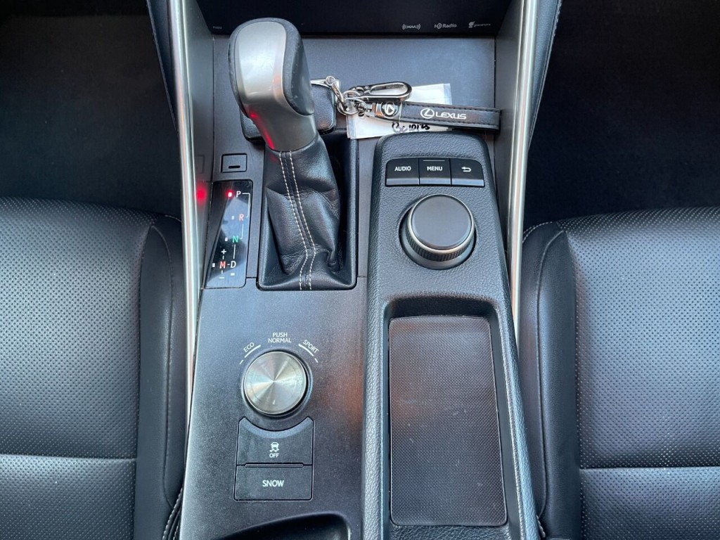 2016 Lexus IS 200t Image 34