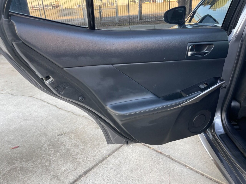 2016 Lexus IS 200t Image 35