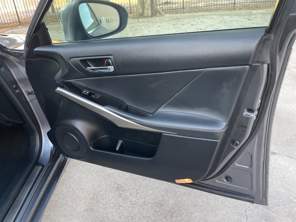 2016 Lexus IS 200t Image 37
