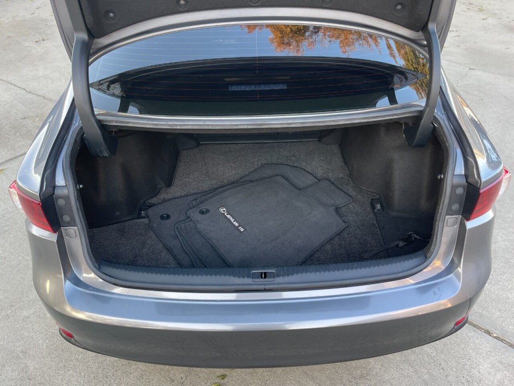 2016 Lexus IS 200t Image 38