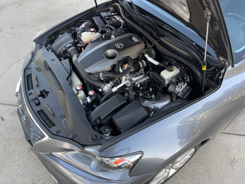 2016 Lexus IS 200t Image 39