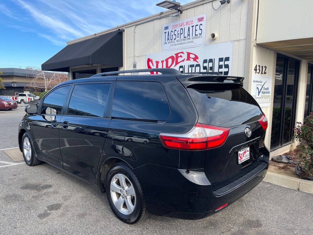 2016 Toyota Sienna Image 10
