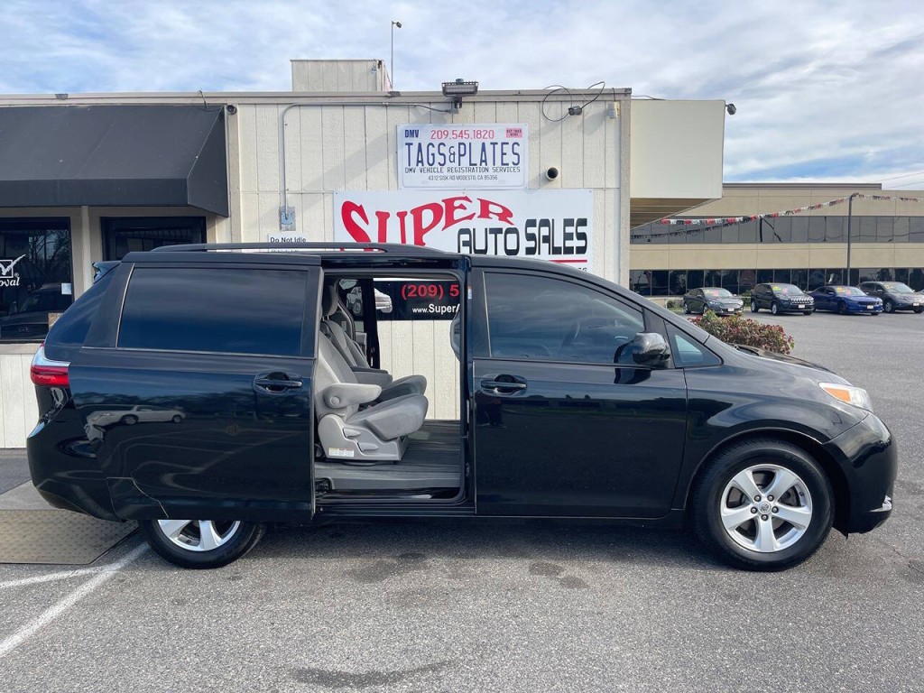 2016 Toyota Sienna Image 11