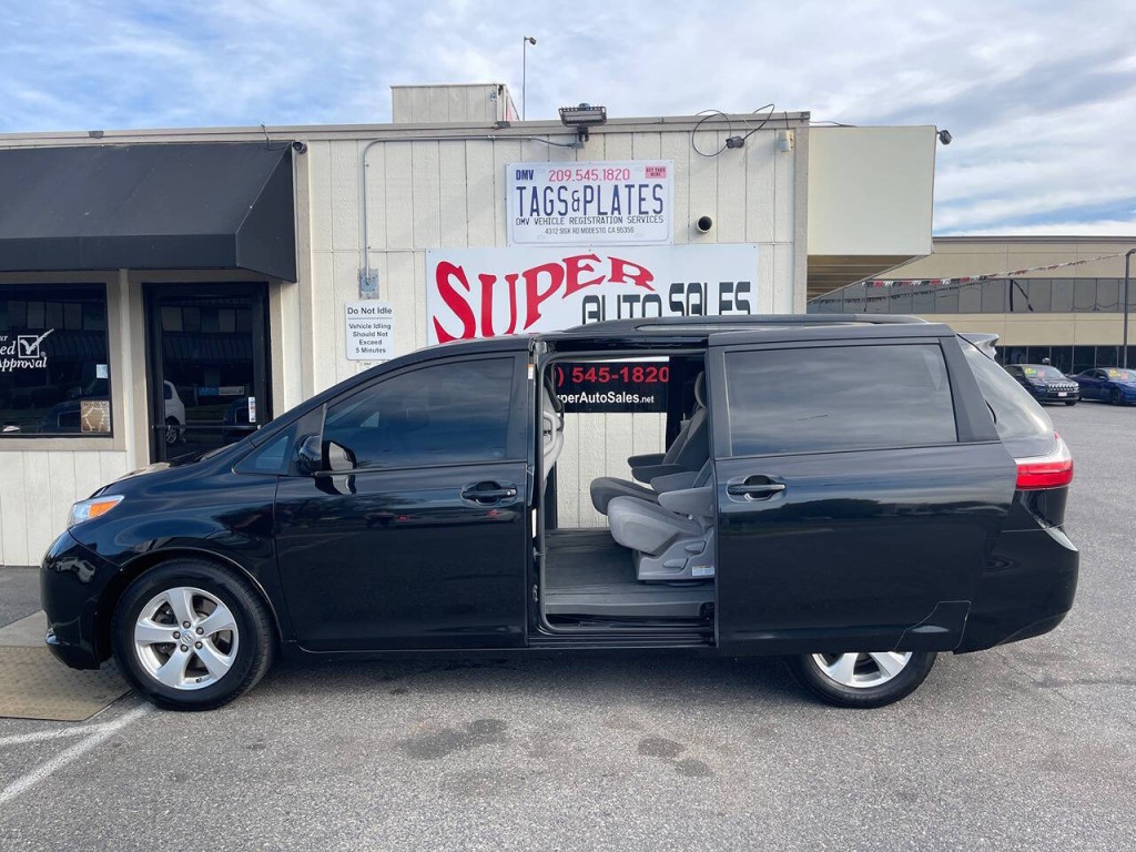 2016 Toyota Sienna Image 12