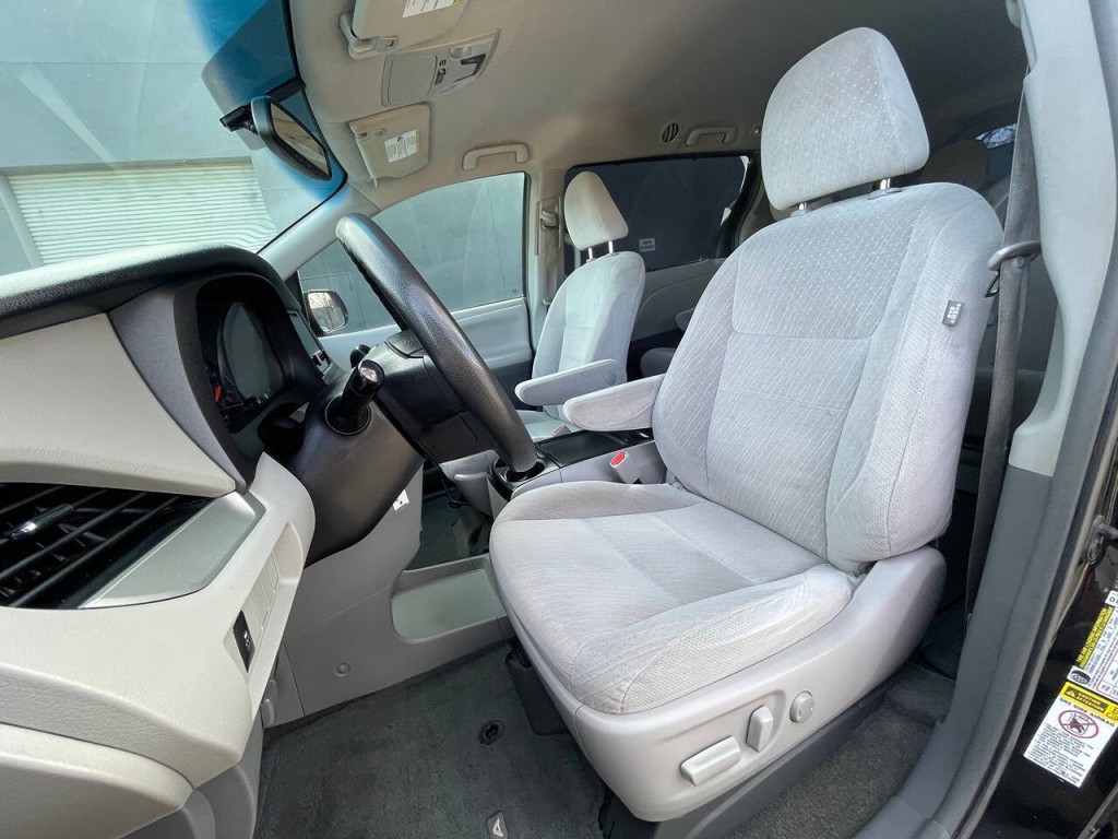 2016 Toyota Sienna Image 13