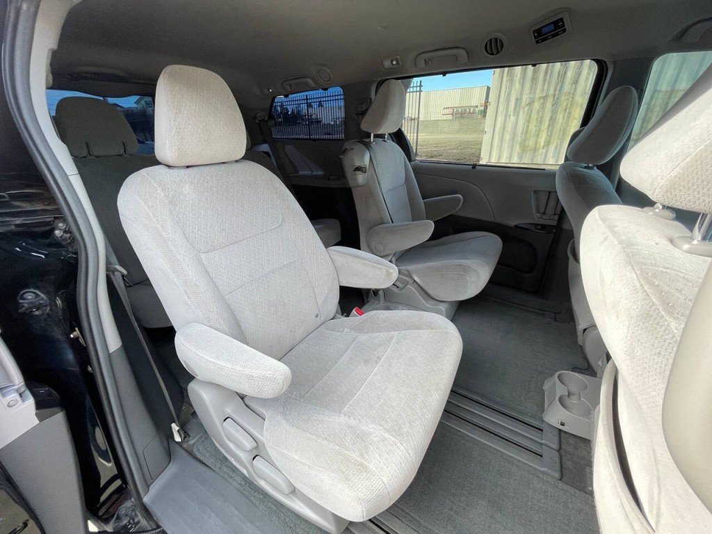 2016 Toyota Sienna Image 16