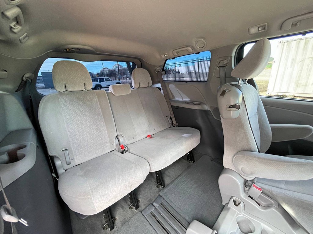 2016 Toyota Sienna Image 17