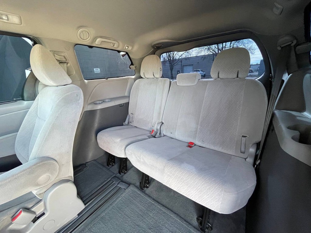 2016 Toyota Sienna Image 18
