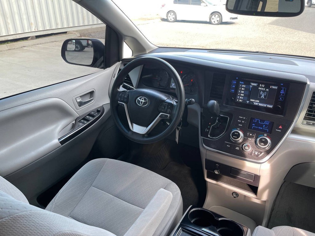 2016 Toyota Sienna Image 19