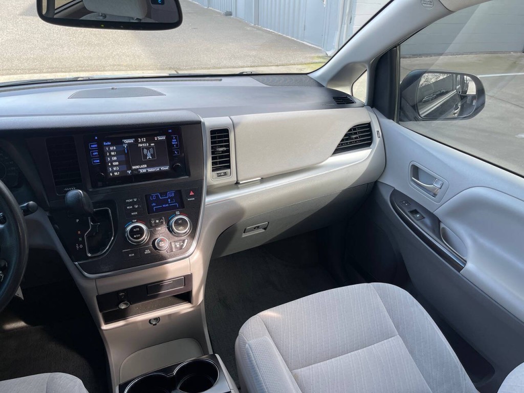 2016 Toyota Sienna Image 20