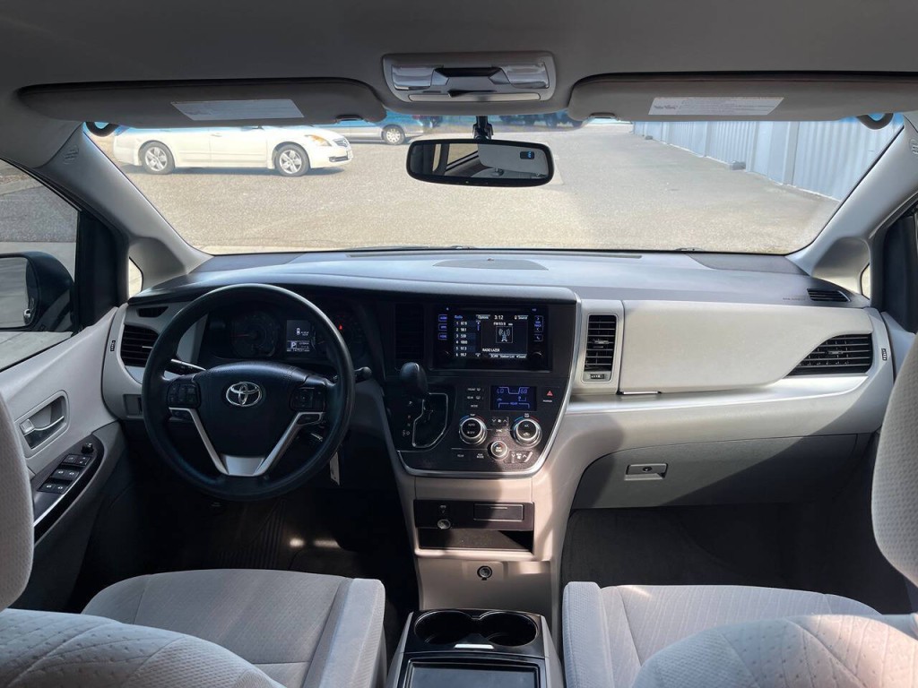 2016 Toyota Sienna Image 21