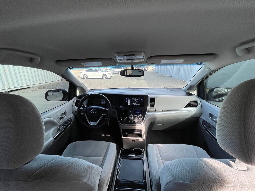 2016 Toyota Sienna Image 22