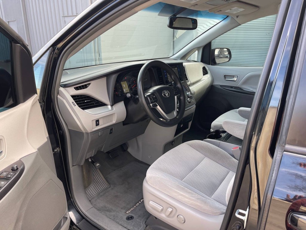 2016 Toyota Sienna Image 28
