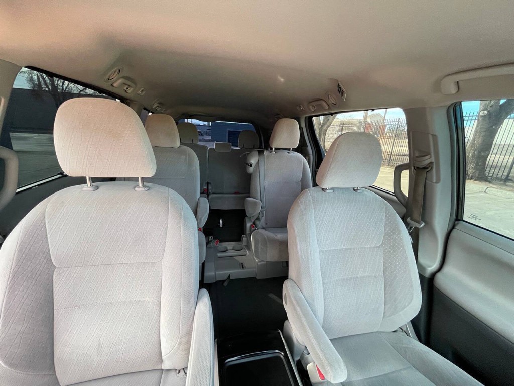 2016 Toyota Sienna Image 30