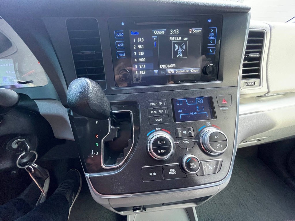 2016 Toyota Sienna Image 32