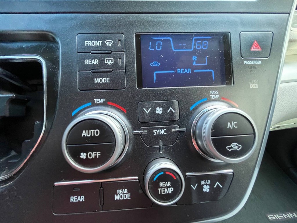 2016 Toyota Sienna Image 34