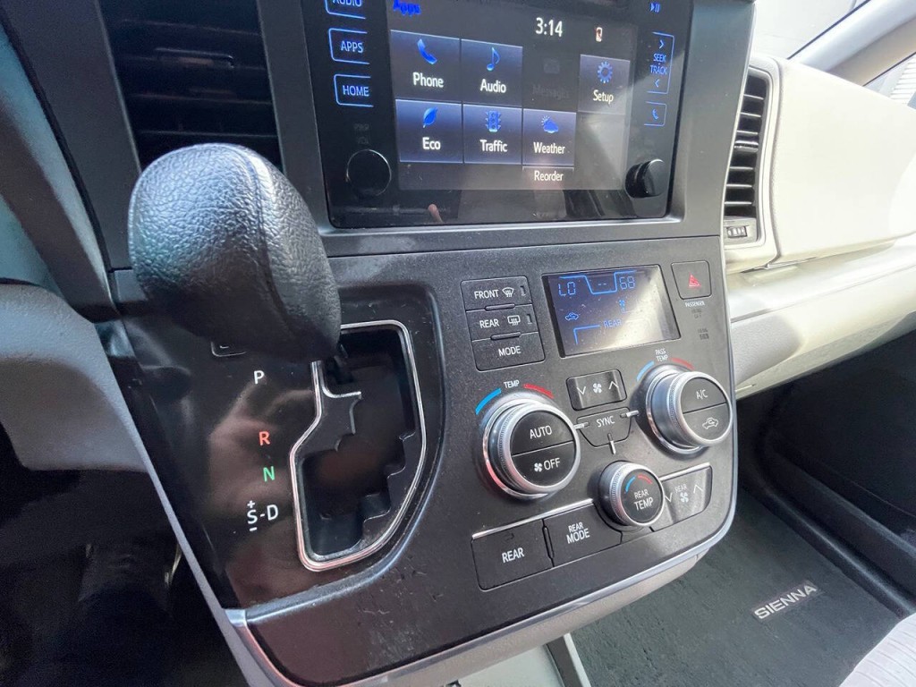 2016 Toyota Sienna Image 35