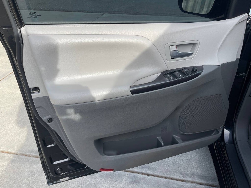 2016 Toyota Sienna Image 36