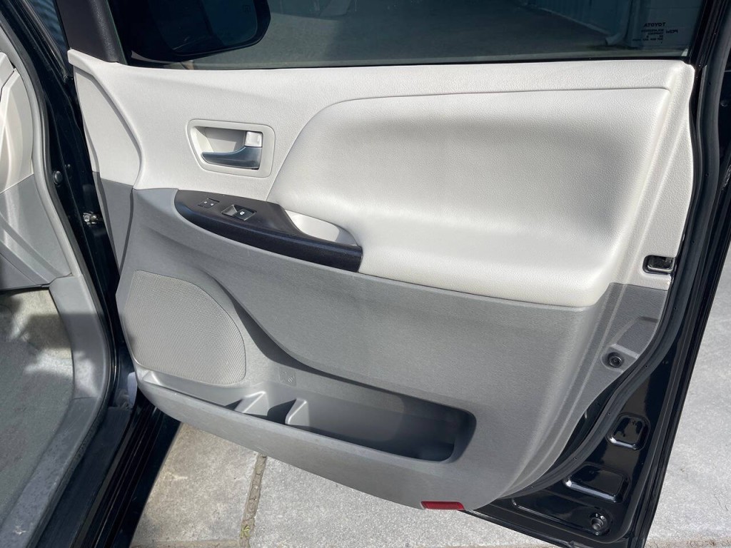 2016 Toyota Sienna Image 37