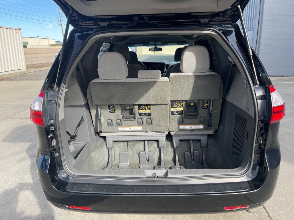 2016 Toyota Sienna Image 38