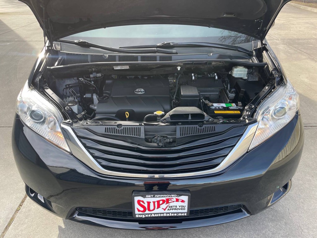 2016 Toyota Sienna Image 40