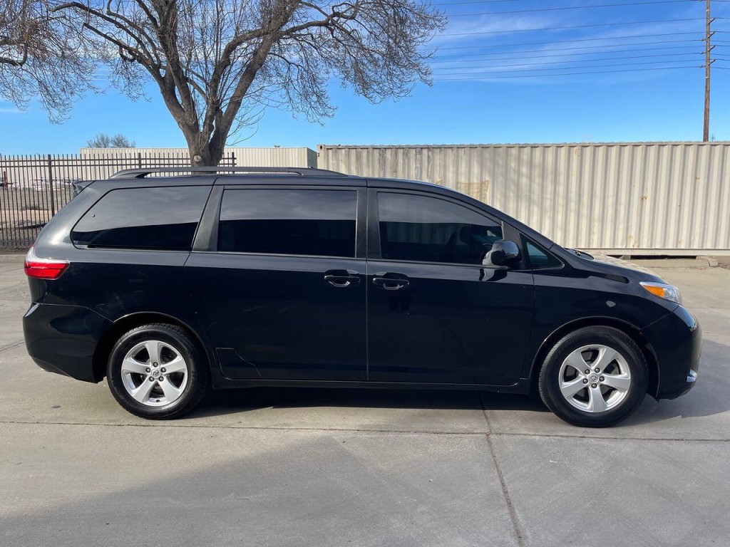 2016 Toyota Sienna Image 48