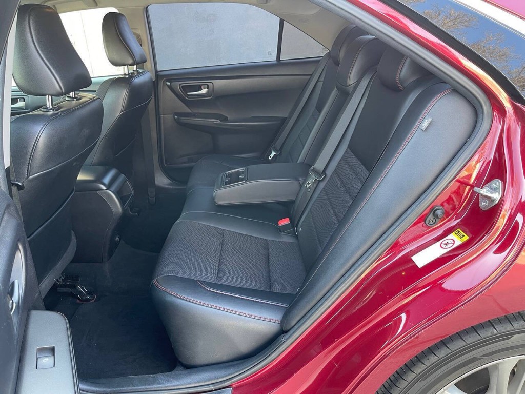 2017 Toyota Camry Image 15