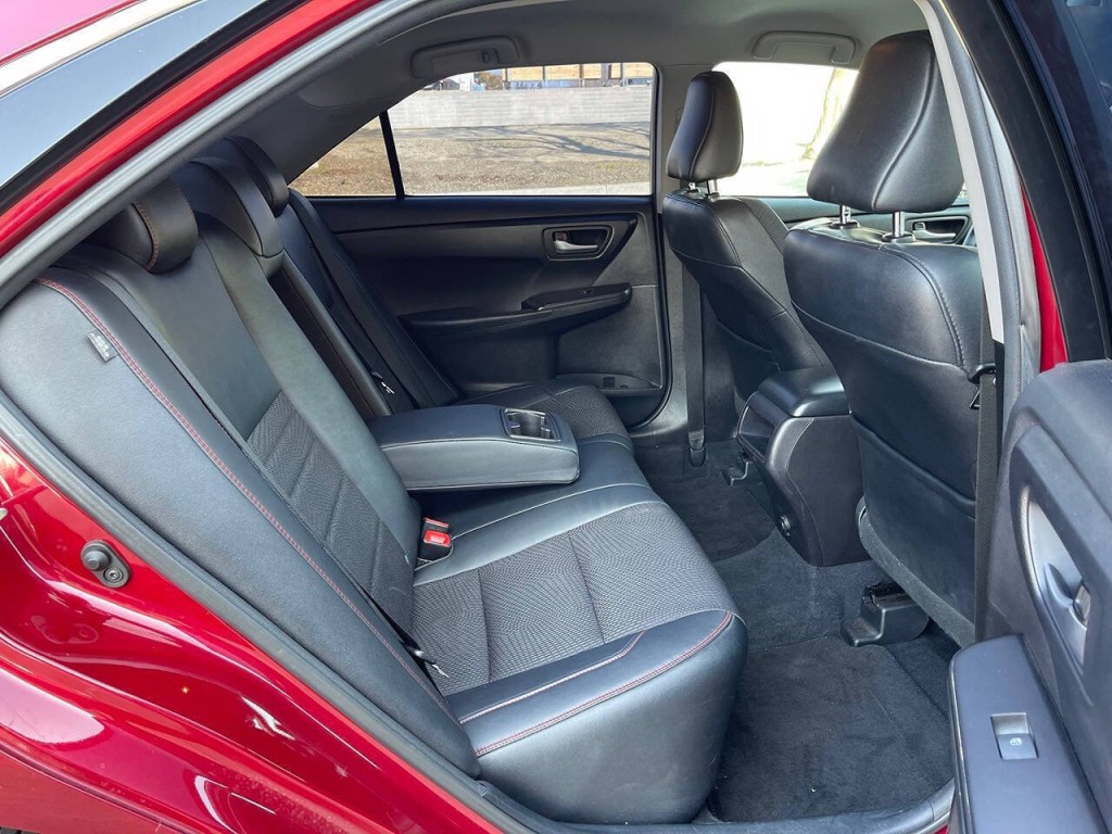 2017 Toyota Camry Image 16