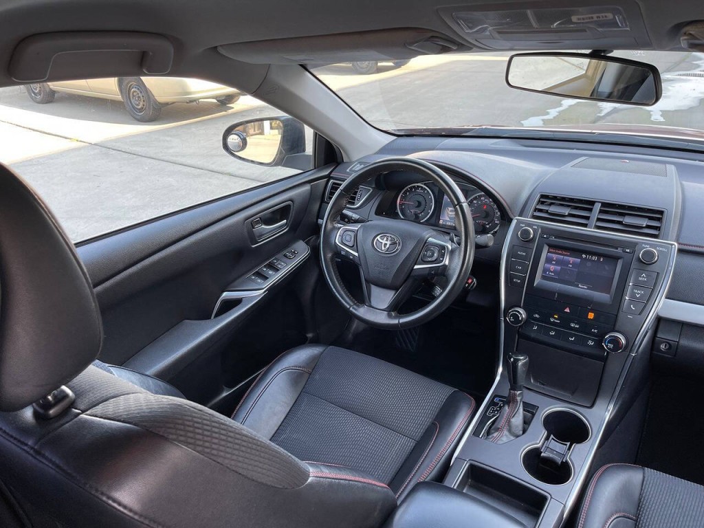 2017 Toyota Camry Image 17