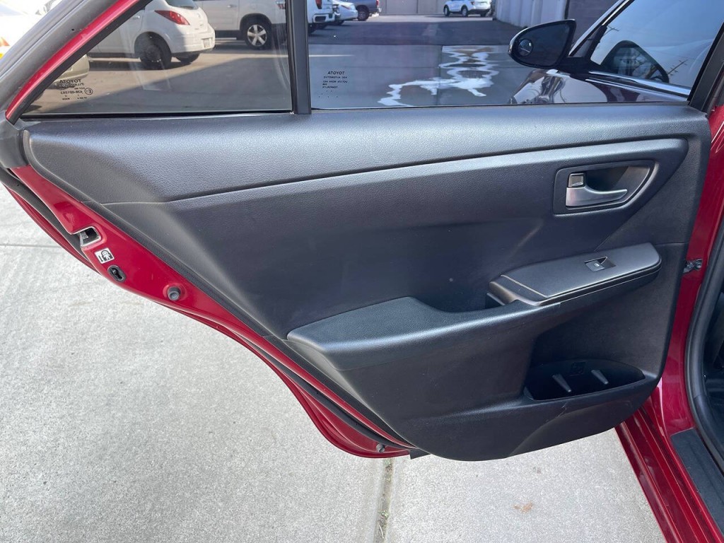 2017 Toyota Camry Image 32