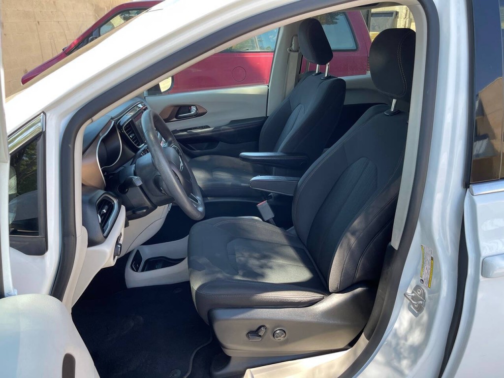 2018 Chrysler Pacifica Image 12