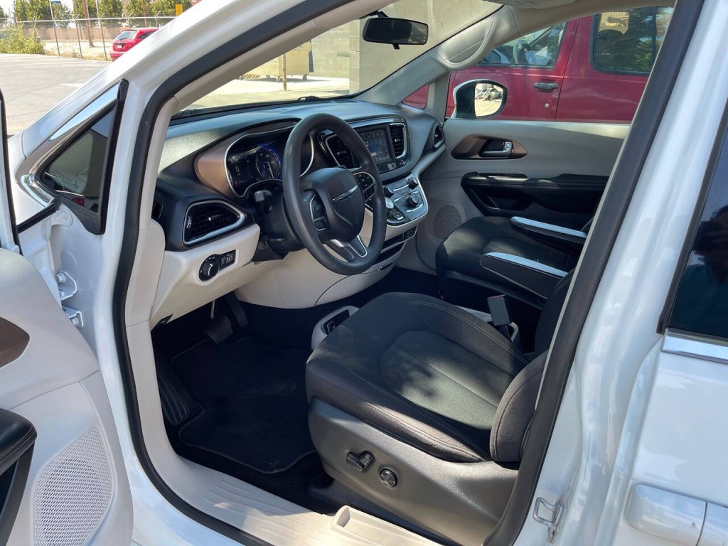 2018 Chrysler Pacifica Image 31