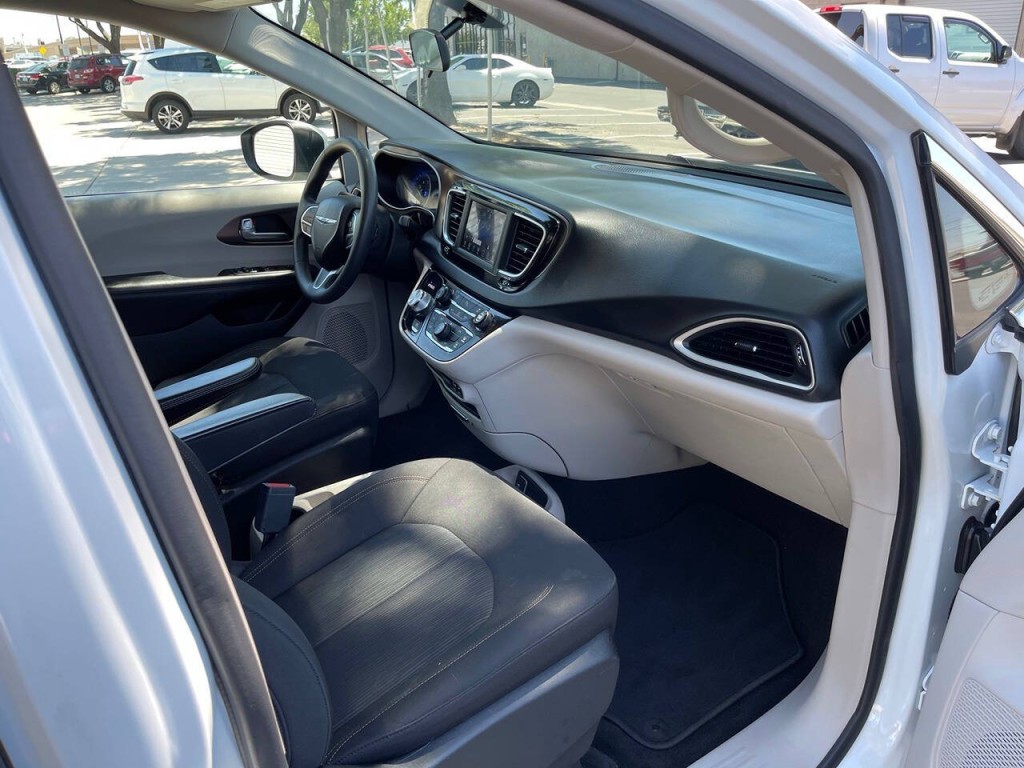 2018 Chrysler Pacifica Image 32