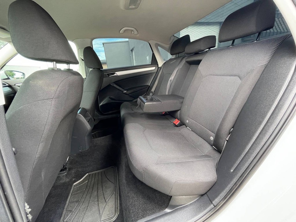 2017 Volkswagen Passat Image 14