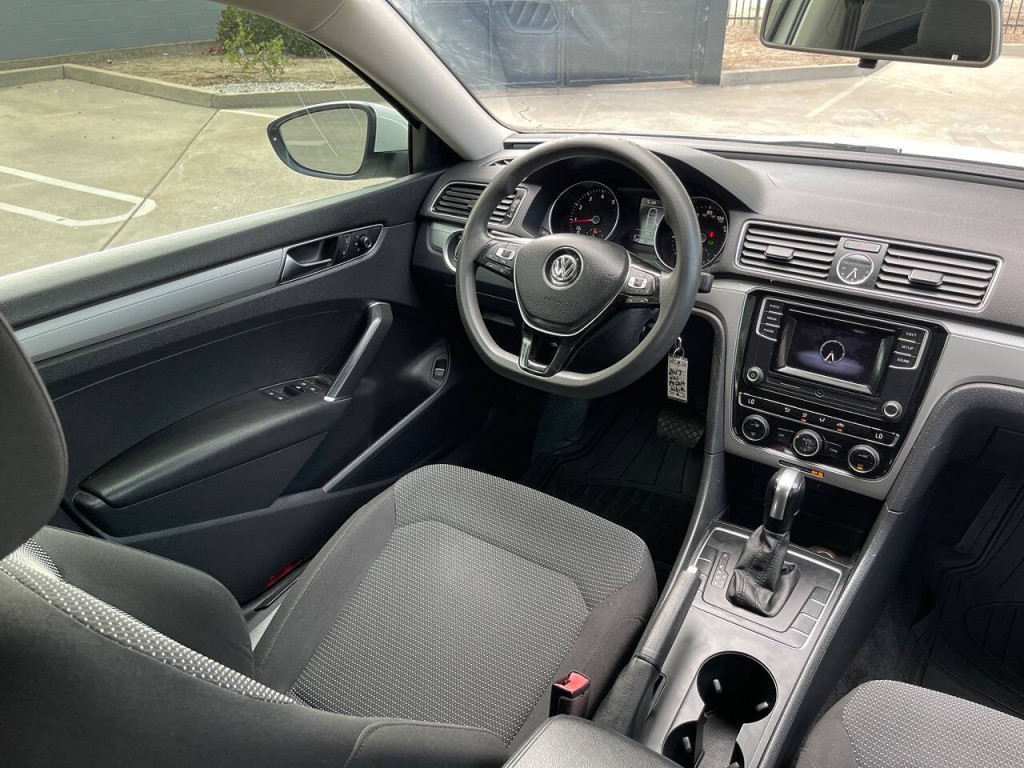 2017 Volkswagen Passat Image 16