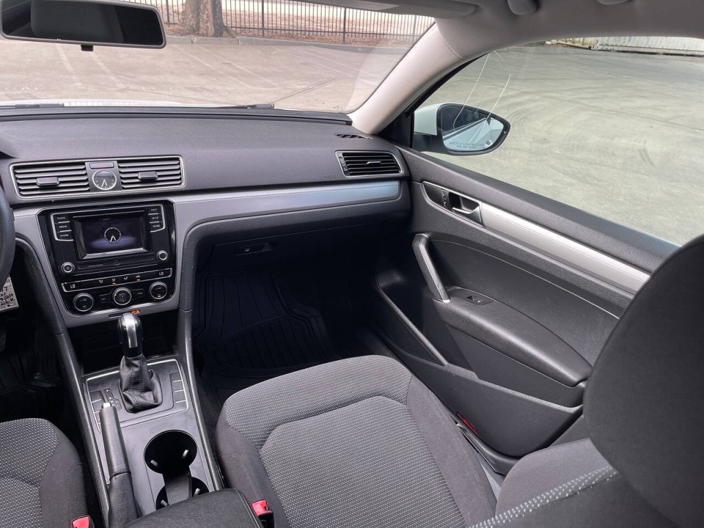 2017 Volkswagen Passat Image 17