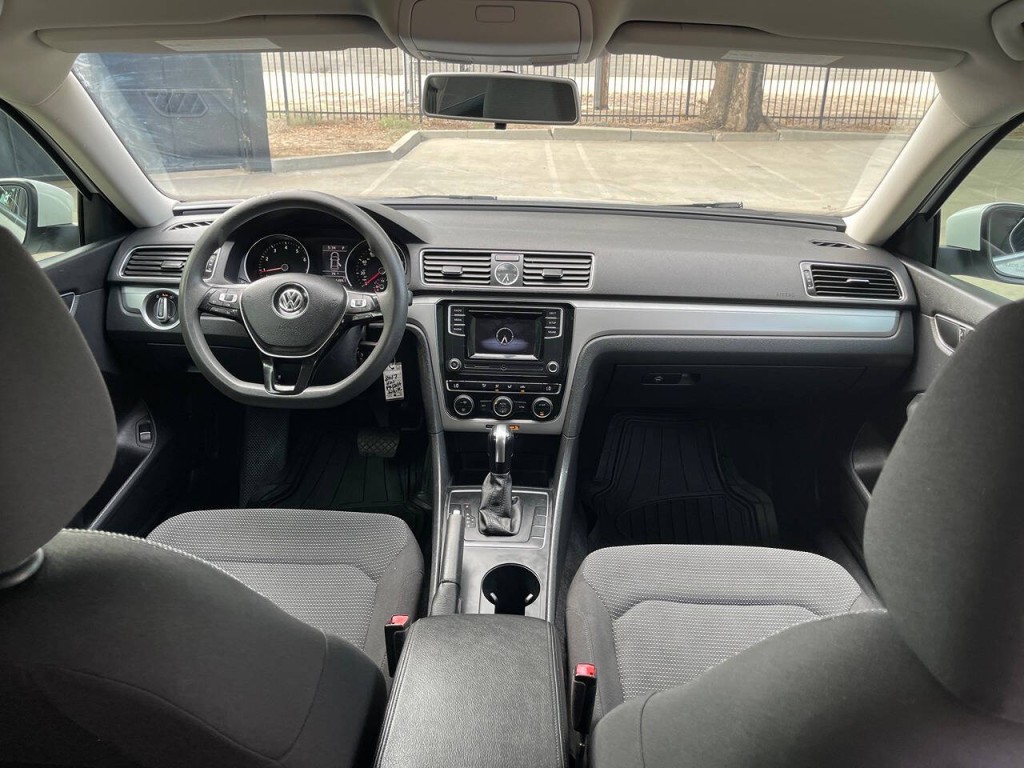 2017 Volkswagen Passat Image 18