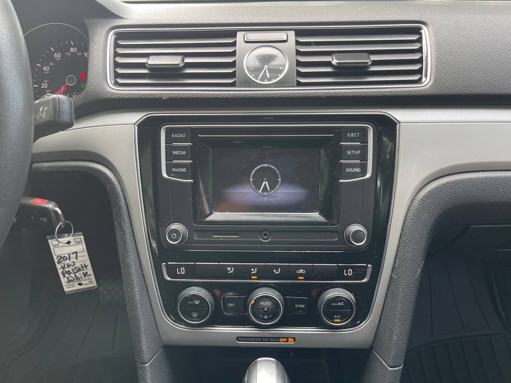 2017 Volkswagen Passat Image 21