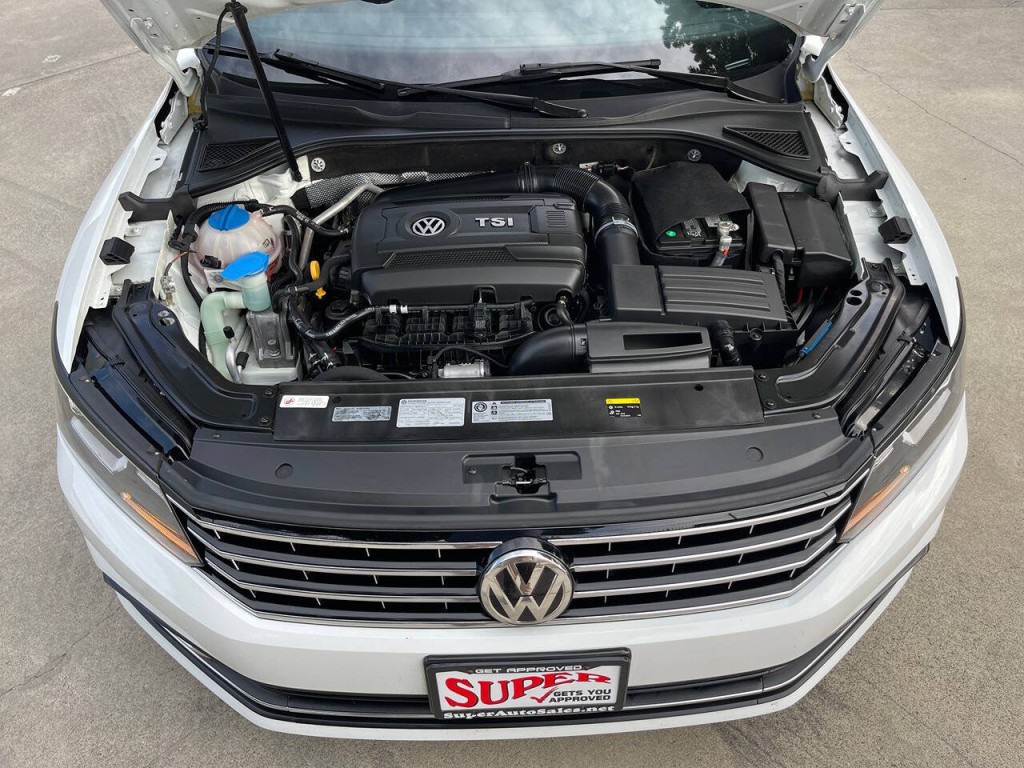 2017 Volkswagen Passat Image 23