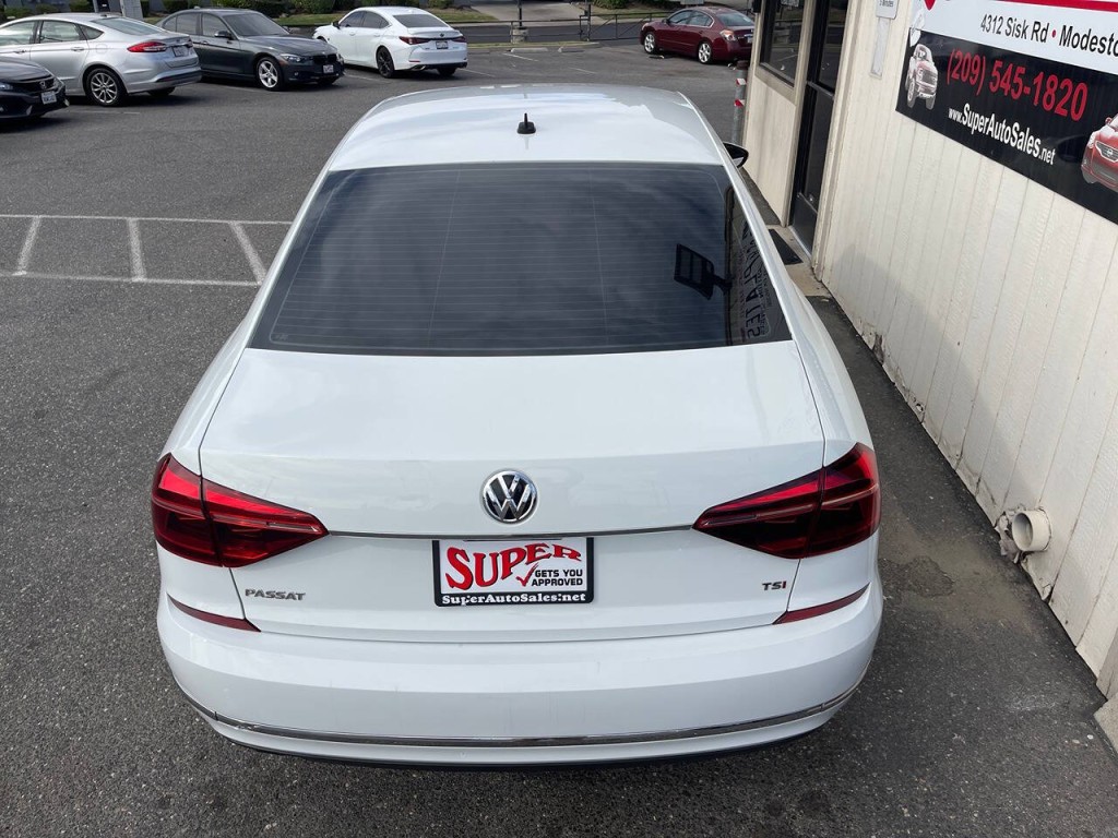 2017 Volkswagen Passat Image 28