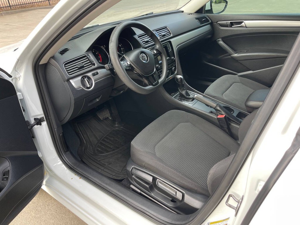 2017 Volkswagen Passat Image 29