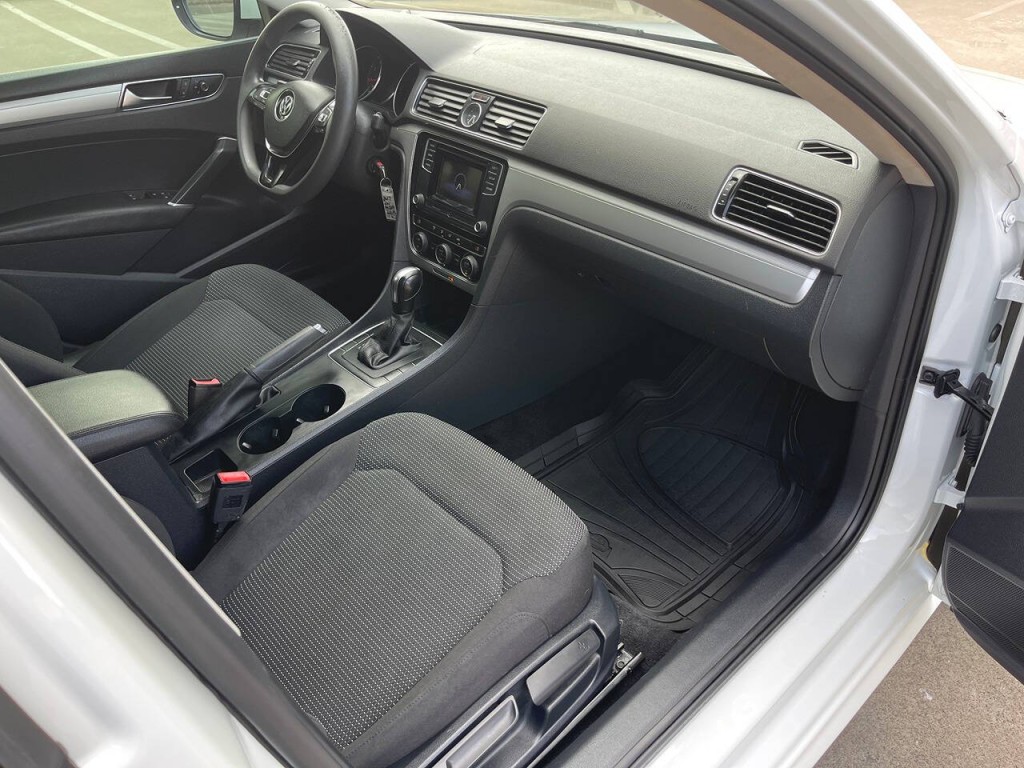 2017 Volkswagen Passat Image 30