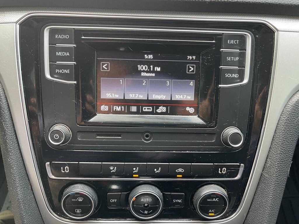 2017 Volkswagen Passat Image 33