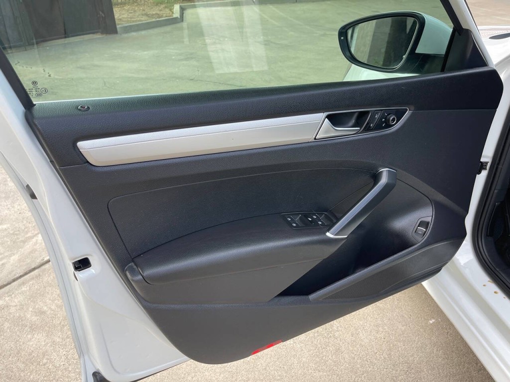 2017 Volkswagen Passat Image 34