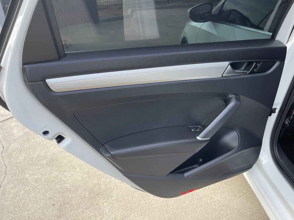 2017 Volkswagen Passat Image 35
