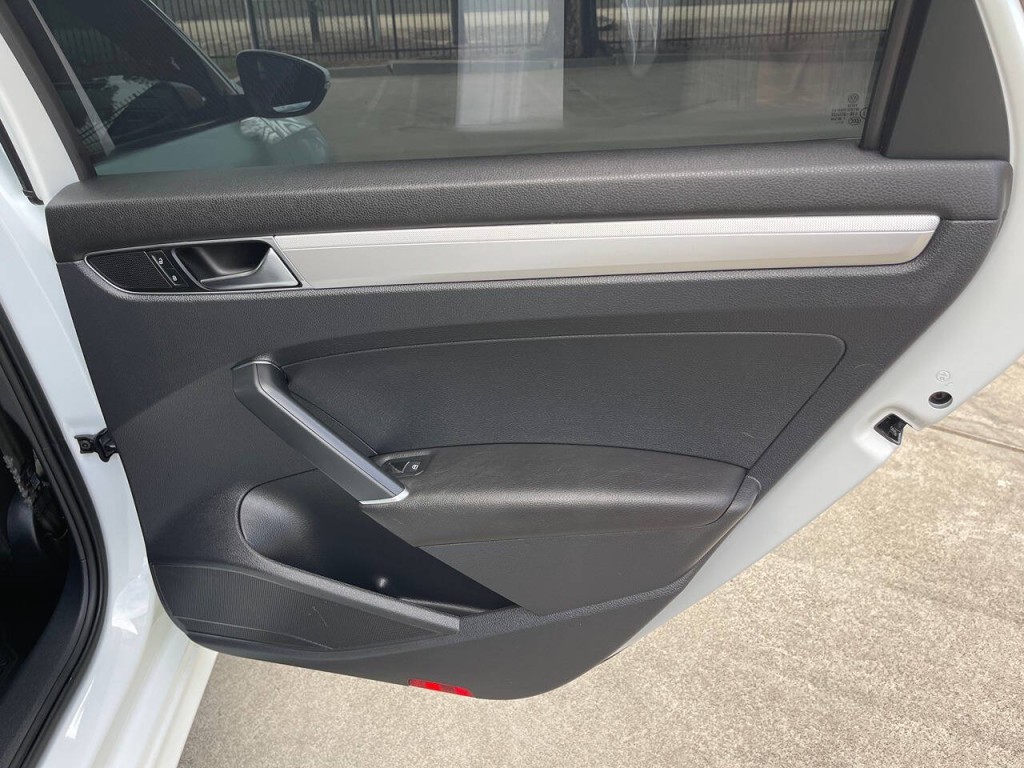 2017 Volkswagen Passat Image 36